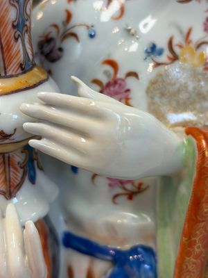 A Chinese famille rose candle holder in the shape of a court lady holding a 'Gu' vase, Qianlong — photo 4