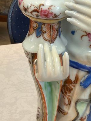 A Chinese famille rose candle holder in the shape of a court lady holding a 'Gu' vase, Qianlong — photo 5
