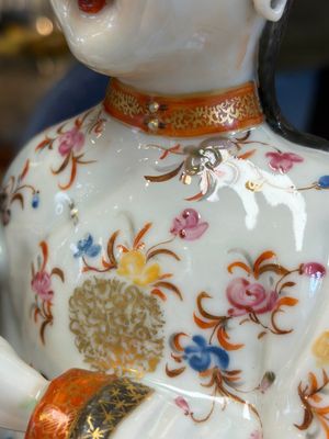 A Chinese famille rose candle holder in the shape of a court lady holding a 'Gu' vase, Qianlong — photo 6