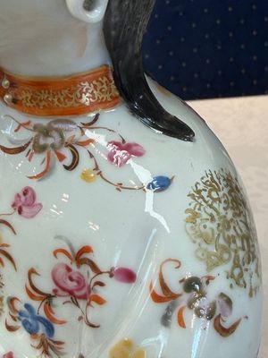 A Chinese famille rose candle holder in the shape of a court lady holding a 'Gu' vase, Qianlong — photo 7