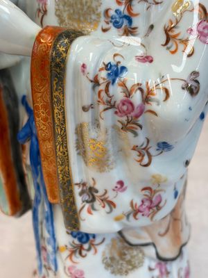 A Chinese famille rose candle holder in the shape of a court lady holding a 'Gu' vase, Qianlong — photo 8