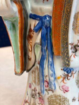 A Chinese famille rose candle holder in the shape of a court lady holding a 'Gu' vase, Qianlong — photo 9