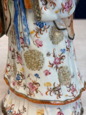 A Chinese famille rose candle holder in the shape of a court lady holding a 'Gu' vase, Qianlong — photo 10