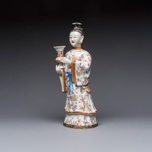 A Chinese famille rose candle holder in the shape of a court lady holding a 'Gu' vase, Qianlong — photo 1