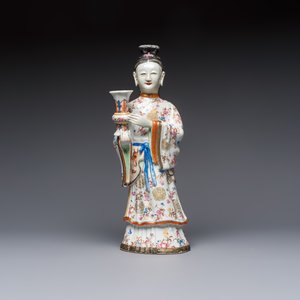 A Chinese famille rose candle holder in the shape of a court lady holding a 'Gu' vase, Qianlong — photo 2
