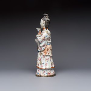 A Chinese famille rose candle holder in the shape of a court lady holding a 'Gu' vase, Qianlong — photo 3