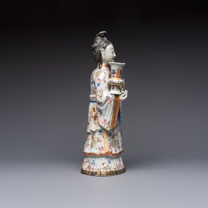 A Chinese famille rose candle holder in the shape of a court lady holding a 'Gu' vase, Qianlong — photo 5