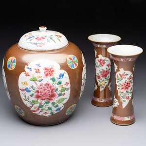 A Chinese famille rose capucin-brown-ground covered jar and a pair of beaker vases, Qianlong — photo 1