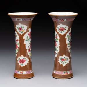 A Chinese famille rose capucin-brown-ground covered jar and a pair of beaker vases, Qianlong — photo 11