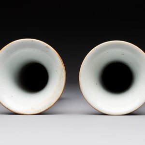A Chinese famille rose capucin-brown-ground covered jar and a pair of beaker vases, Qianlong — photo 12