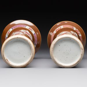 A Chinese famille rose capucin-brown-ground covered jar and a pair of beaker vases, Qianlong — photo 13