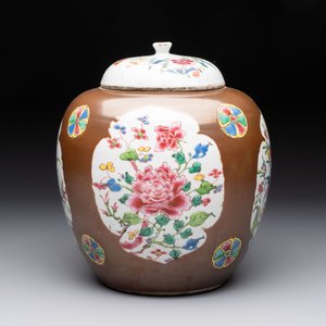 A Chinese famille rose capucin-brown-ground covered jar and a pair of beaker vases, Qianlong — photo 2