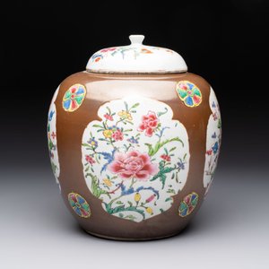 A Chinese famille rose capucin-brown-ground covered jar and a pair of beaker vases, Qianlong — photo 3
