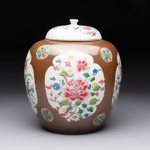 A Chinese famille rose capucin-brown-ground covered jar and a pair of beaker vases, Qianlong — photo 4