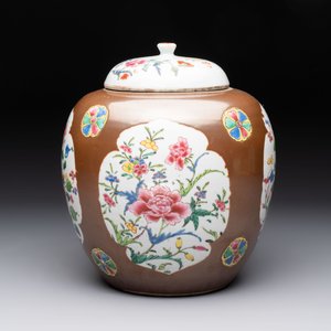 A Chinese famille rose capucin-brown-ground covered jar and a pair of beaker vases, Qianlong — photo 5