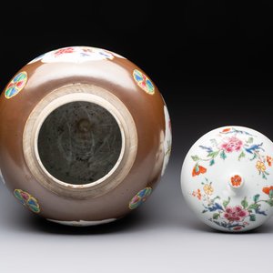 A Chinese famille rose capucin-brown-ground covered jar and a pair of beaker vases, Qianlong — photo 6