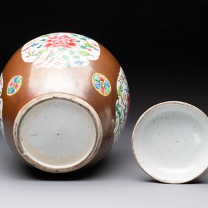 A Chinese famille rose capucin-brown-ground covered jar and a pair of beaker vases, Qianlong — photo 7