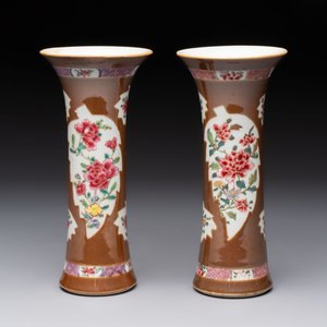 A Chinese famille rose capucin-brown-ground covered jar and a pair of beaker vases, Qianlong — photo 8