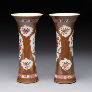 A Chinese famille rose capucin-brown-ground covered jar and a pair of beaker vases, Qianlong — photo 9