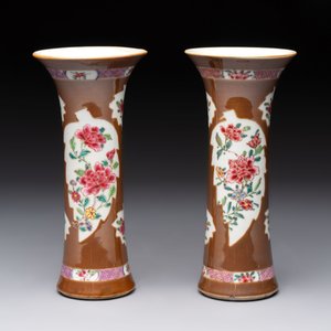 A Chinese famille rose capucin-brown-ground covered jar and a pair of beaker vases, Qianlong — photo 10