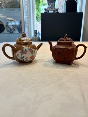 A Chinese famille rose capucin-brown-ground teapot and a Yixing stoneware teapot, Kangxi/Qianlong — 照片 1