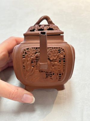 A Chinese famille rose capucin-brown-ground teapot and a Yixing stoneware teapot, Kangxi/Qianlong — 照片 11