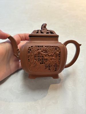 A Chinese famille rose capucin-brown-ground teapot and a Yixing stoneware teapot, Kangxi/Qianlong — 照片 12