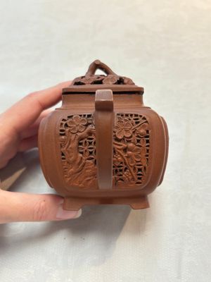 A Chinese famille rose capucin-brown-ground teapot and a Yixing stoneware teapot, Kangxi/Qianlong — 照片 13
