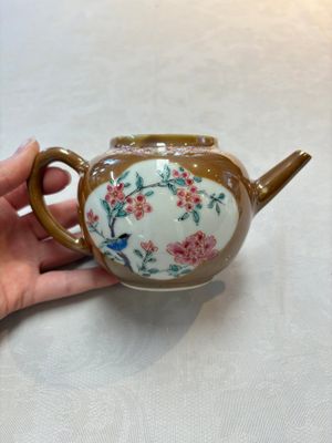 A Chinese famille rose capucin-brown-ground teapot and a Yixing stoneware teapot, Kangxi/Qianlong — 照片 2