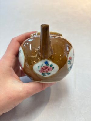 A Chinese famille rose capucin-brown-ground teapot and a Yixing stoneware teapot, Kangxi/Qianlong — 照片 3