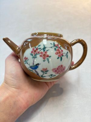 A Chinese famille rose capucin-brown-ground teapot and a Yixing stoneware teapot, Kangxi/Qianlong — 照片 4