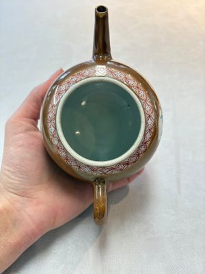 A Chinese famille rose capucin-brown-ground teapot and a Yixing stoneware teapot, Kangxi/Qianlong — 照片 6