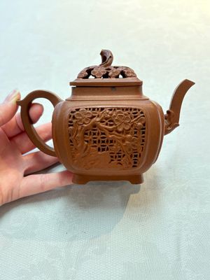 A Chinese famille rose capucin-brown-ground teapot and a Yixing stoneware teapot, Kangxi/Qianlong — 照片 10