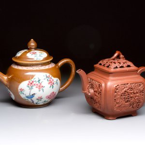 A Chinese famille rose capucin-brown-ground teapot and a Yixing stoneware teapot, Kangxi/Qianlong — 照片 1