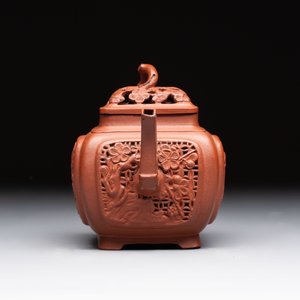 A Chinese famille rose capucin-brown-ground teapot and a Yixing stoneware teapot, Kangxi/Qianlong — 照片 12