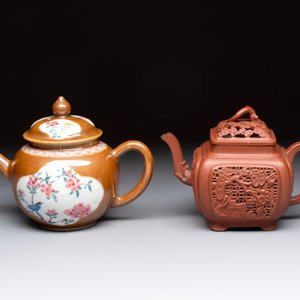 A Chinese famille rose capucin-brown-ground teapot and a Yixing stoneware teapot, Kangxi/Qianlong — 照片 2