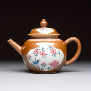 A Chinese famille rose capucin-brown-ground teapot and a Yixing stoneware teapot, Kangxi/Qianlong — 照片 3
