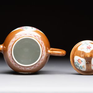 A Chinese famille rose capucin-brown-ground teapot and a Yixing stoneware teapot, Kangxi/Qianlong — 照片 7