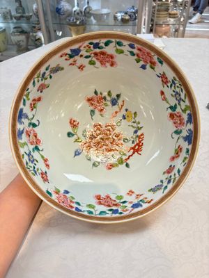 A Chinese famille rose capucin-ground bowl with landscape design, Qianlong — photo 5