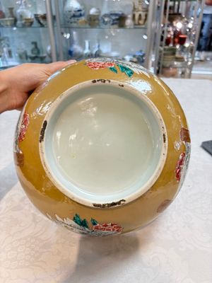 A Chinese famille rose capucin-ground bowl with landscape design, Qianlong — photo 9