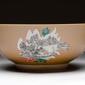 A Chinese famille rose capucin-ground bowl with landscape design, Qianlong — photo 4
