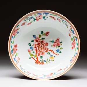 A Chinese famille rose capucin-ground bowl with landscape design, Qianlong — photo 6