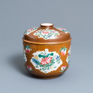 A Chinese famille rose capucine brown-ground bowl and cover, Qianlong — 照片 1