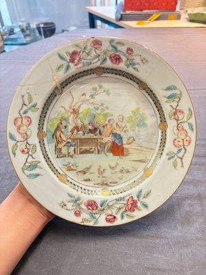 A Chinese famille rose 'card-players' plate, a pattipan and a grisaille saucer, Qianlong — 照片 1