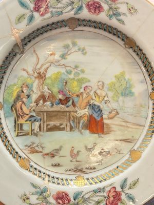 A Chinese famille rose 'card-players' plate, a pattipan and a grisaille saucer, Qianlong — 照片 2
