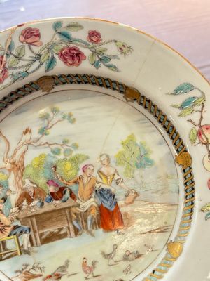 A Chinese famille rose 'card-players' plate, a pattipan and a grisaille saucer, Qianlong — 照片 3