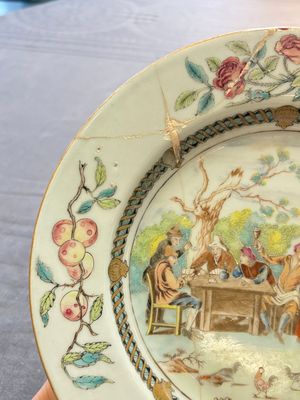 A Chinese famille rose 'card-players' plate, a pattipan and a grisaille saucer, Qianlong — 照片 4