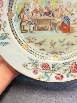 A Chinese famille rose 'card-players' plate, a pattipan and a grisaille saucer, Qianlong — 照片 5