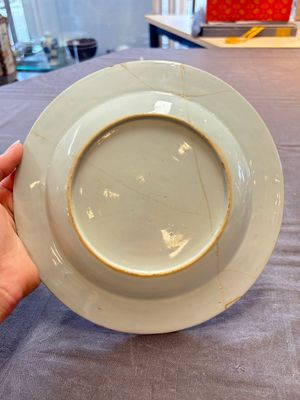 A Chinese famille rose 'card-players' plate, a pattipan and a grisaille saucer, Qianlong — 照片 6
