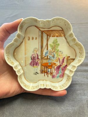 A Chinese famille rose 'card-players' plate, a pattipan and a grisaille saucer, Qianlong — 照片 7